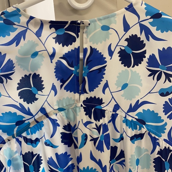 Crosby by mollie burch blue flower top/ button in back size small - Picture 7 of 7